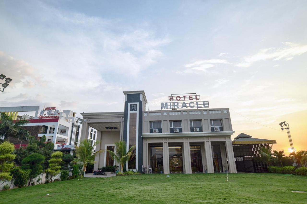 Hotel Miracle 2Km From Mahakal Temple Ujjain Eksteriør billede