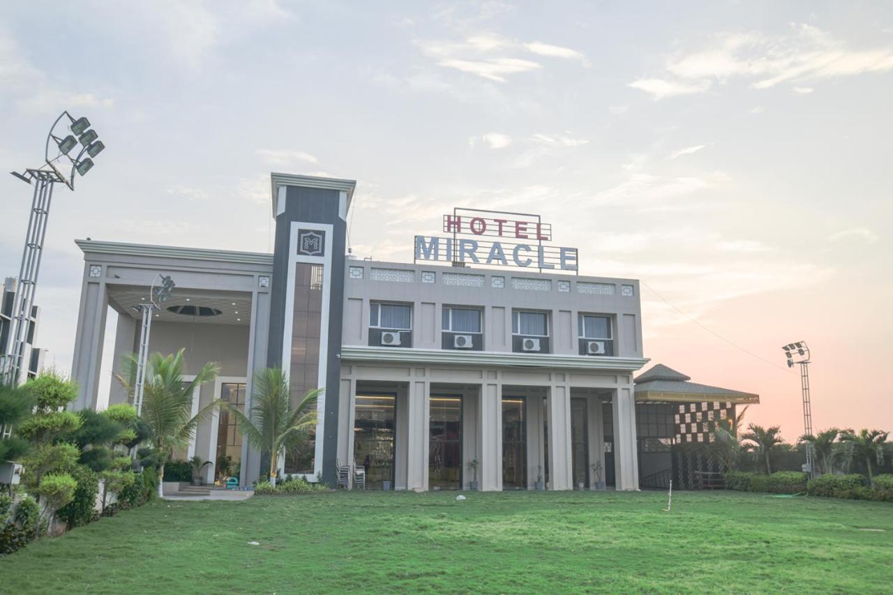 Hotel Miracle 2Km From Mahakal Temple Ujjain Eksteriør billede